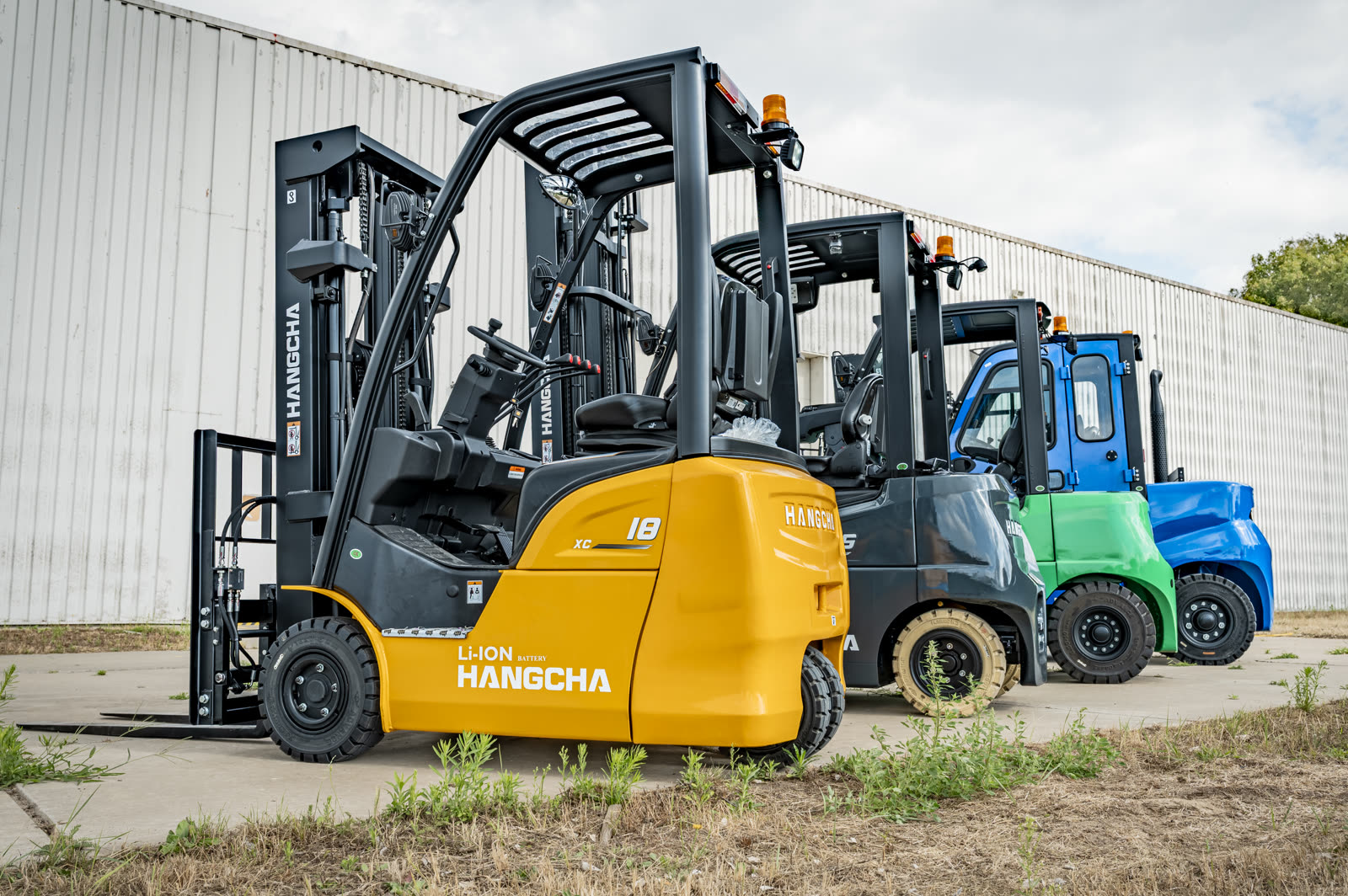Rij Hangcha heftrucks in verschillende kleuren naast elkaar op het terrein in Almere
