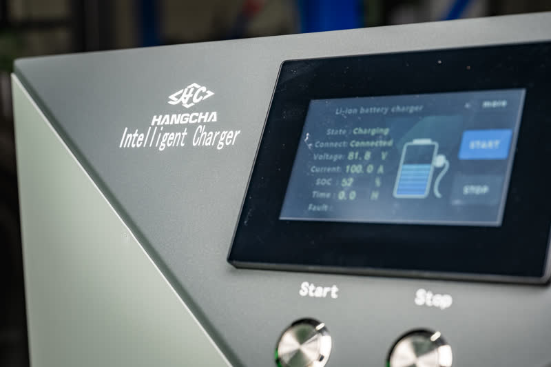 Display van de Hangcha Intelligent Charger tijdens het laden
