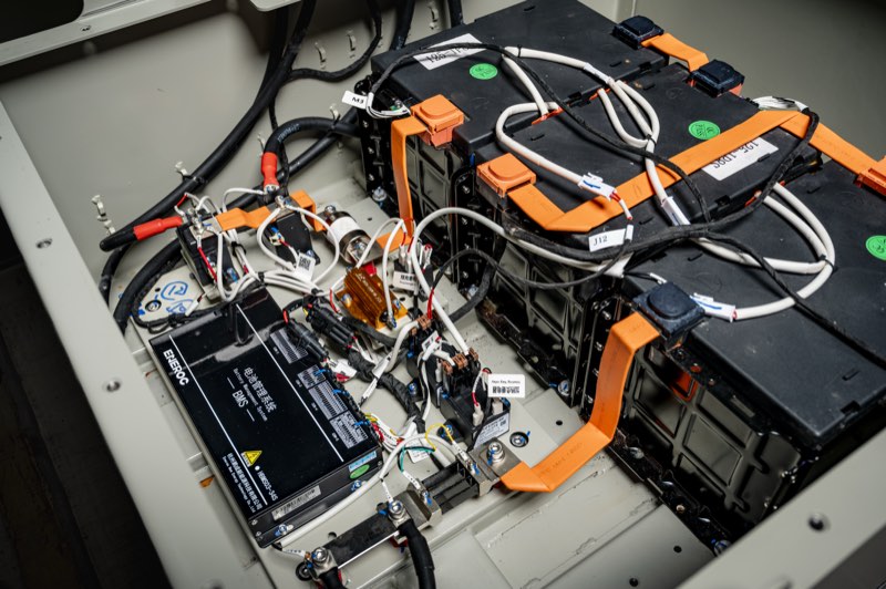 Binnenkant van een Hangcha lithium-ion accu met cellen en bekabeling