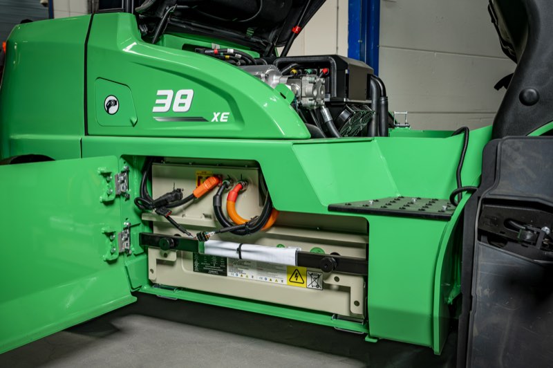 Geopend batterijcompartiment van de Hangcha XE met oranje hoogspanningskabels
