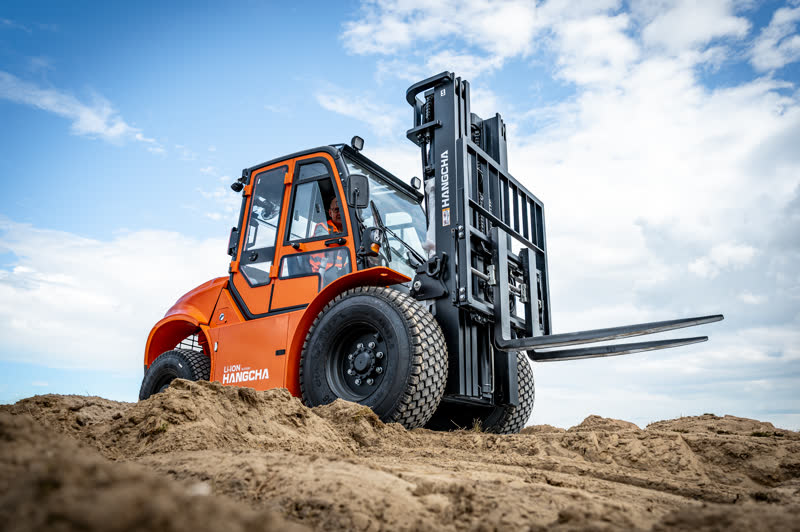 Oranje elektrische Hangcha RT met Li-ion aandrijving klimt een zandheuvel op