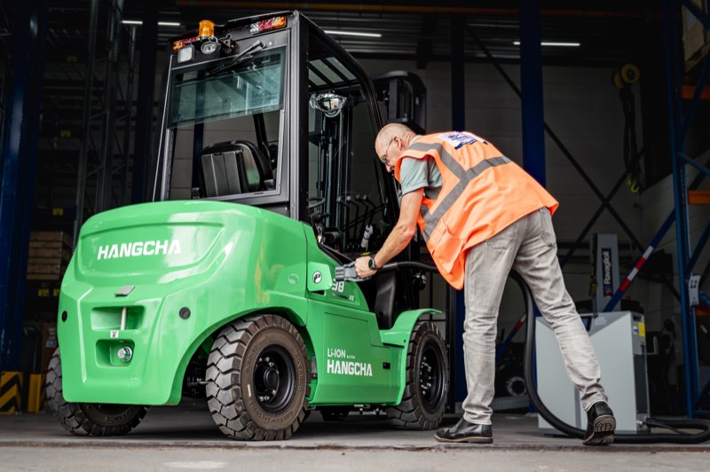 Monteur werkt aan een groene Hangcha heftruck bij de werkplaats in Almere