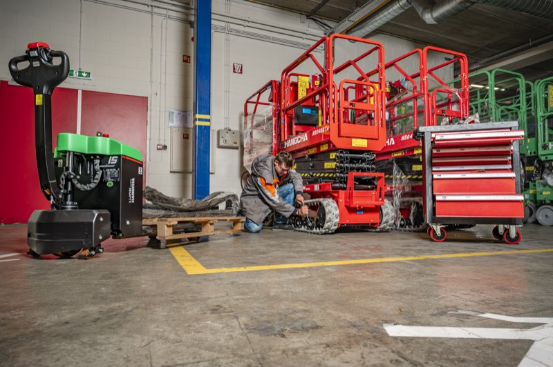 Werkplaats in Almere met gereedschapskasten en machines in onderhoud