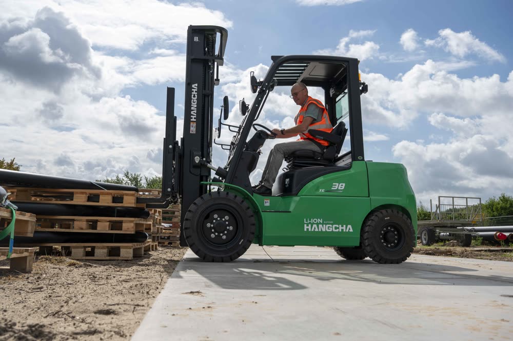 Groene elektrische Hangcha XE heftruck rijdt buiten over het terrein
