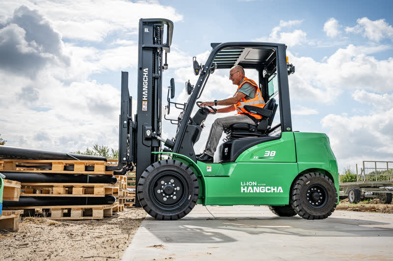 Chauffeur rijdt buiten op een groene elektrische Hangcha XE heftruck