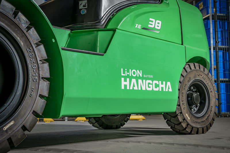 Zijkant van de groene Hangcha XE met Li-ION opschrift